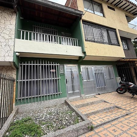 Road Living Home 메딜린 외부 사진