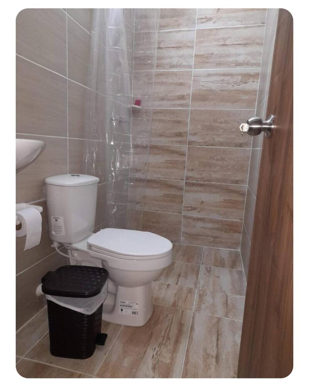 Road Living Home 메딜린 외부 사진